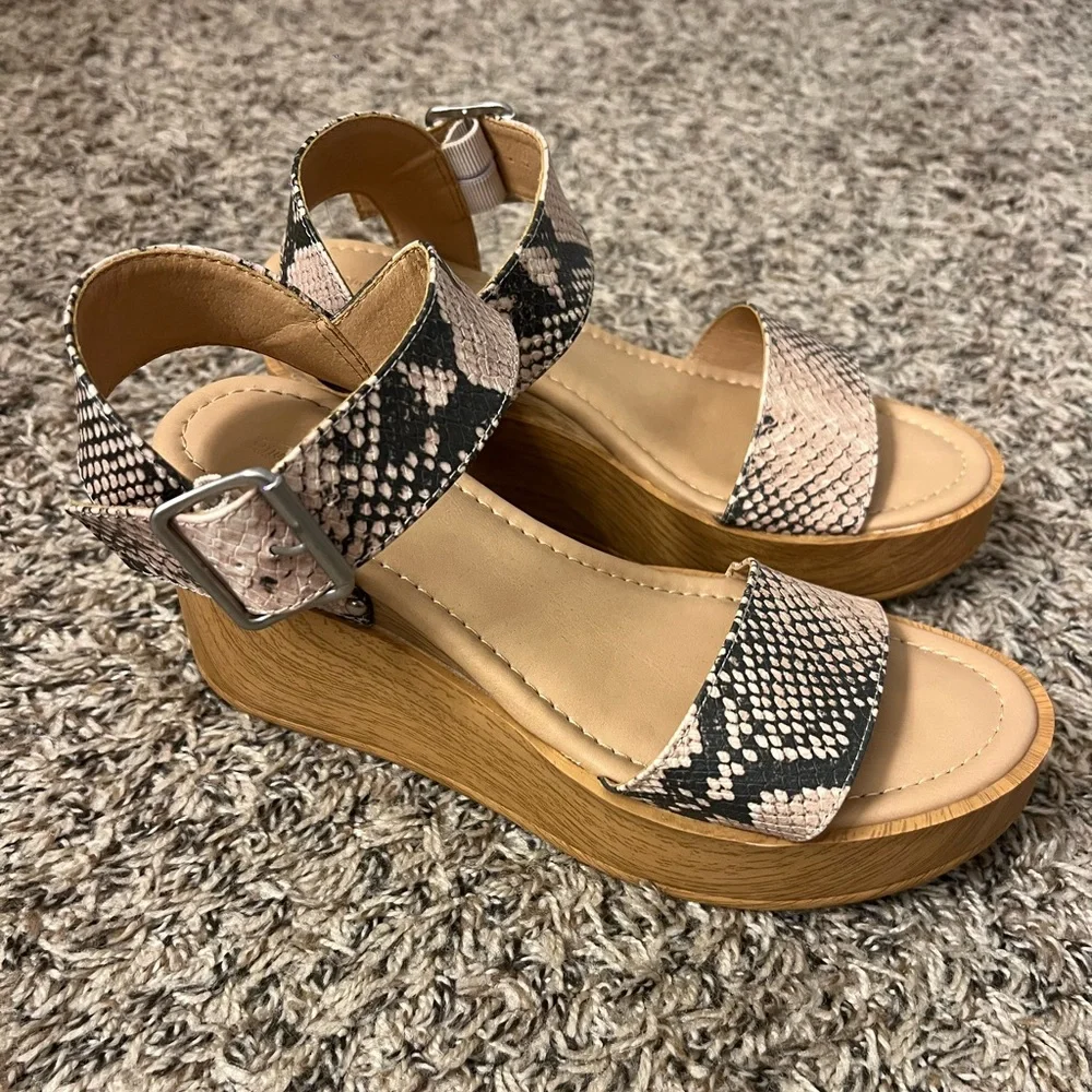 universal threads snake print wedges